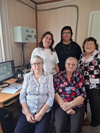 C ветеранами, 2025 годСтоят: Мухаматнурова Ляйсан Ниловна, Мерзлякова Виктория Викторовна, Черепанова Елена Артемьевна Сидят ветераны станции: Мерзлякова Людмила Алексеевна, Красноперова Надежда Ивановна