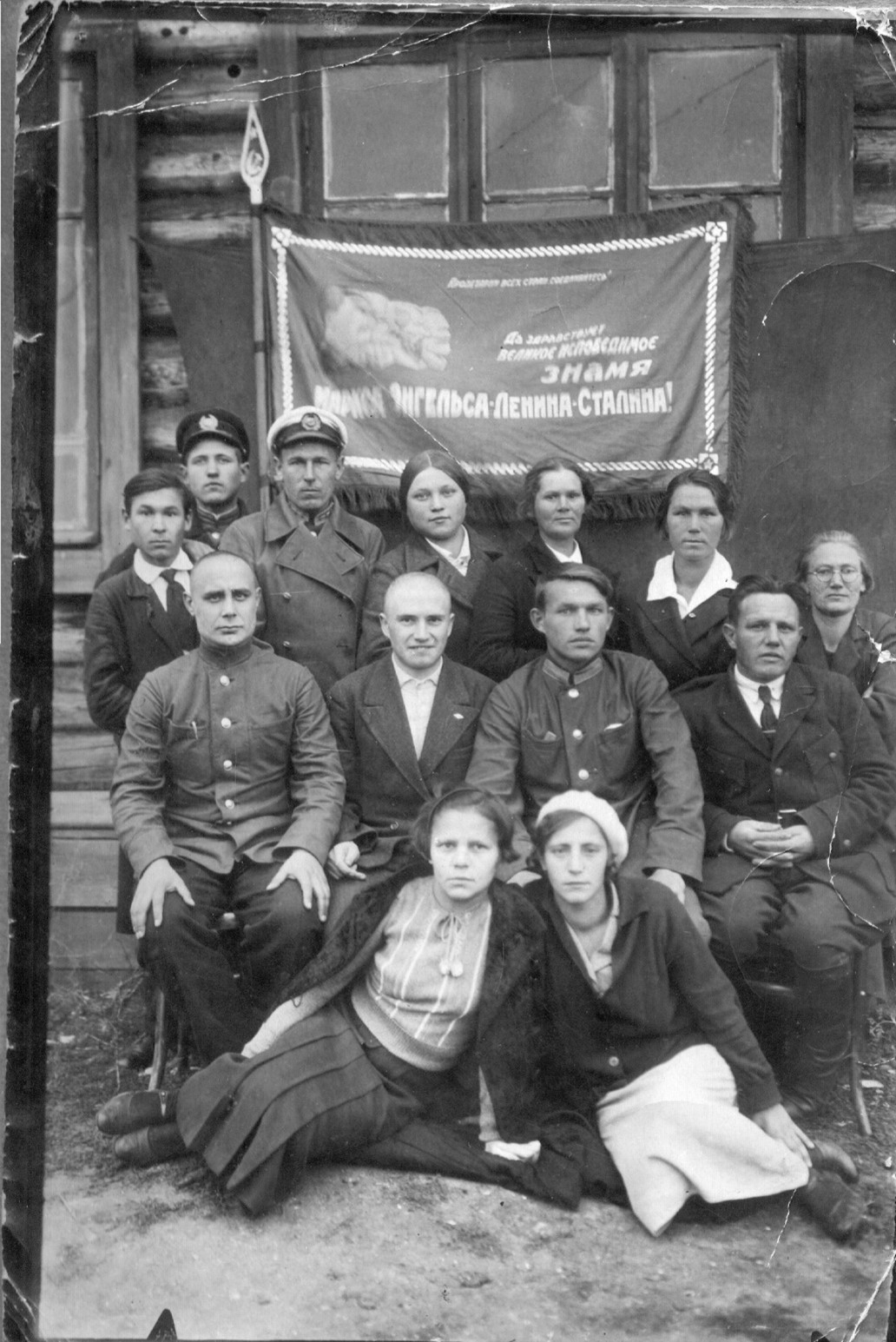 Стоят: Савин – диспетчер, Шамратов – аэролог, Мумин – аэролог, Коровина – техник, Кузнецова – наблюдатель, Романова – наблюдатель, Попова – старший специалистСидят: Крыжный – синоптик, Молчанов – синоптик, Денисов – начальник АМСГ, Крыжная – наблюдатель, Карпенко - наблюдатель