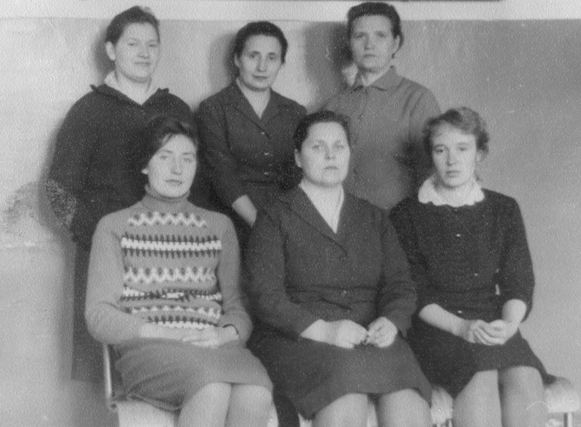 АМСГ Белорецк. 1963 год.Стоят: Родионова Н.П. (Борисова), Боброва В.В., Щугорева Л.К. Сидят: Коннова Л.А. (Кузнецова), Трифонова А.С., Курмаева В.В.