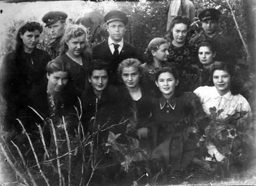 Первый ряд: синоптик Сысолятина, радист Шестакова, наблюдатели Богомолова, Майорова, Яковлева. Второй ряд: наблюдатель Гареева, диспетчер аэропорта Мартюшев, техник Пермякова, начальник АМСГ Сивков, радисты Лапук, Пастухова, Тихонова, техник аэропорта Бабкин