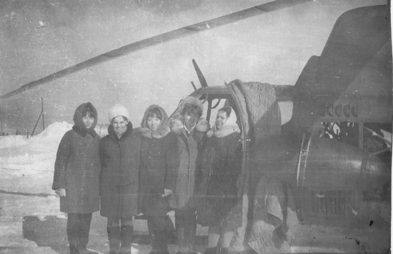 АМСГ Белорецк. 1970 годКоллектив АМСГ возле вертолета, обслуживающего лесоохрану. Усманова А.Б., Сайфутдинова В.А., Усманова Ф.Б. (Сухушина), Андреева И.И., Трифонова Л.С.