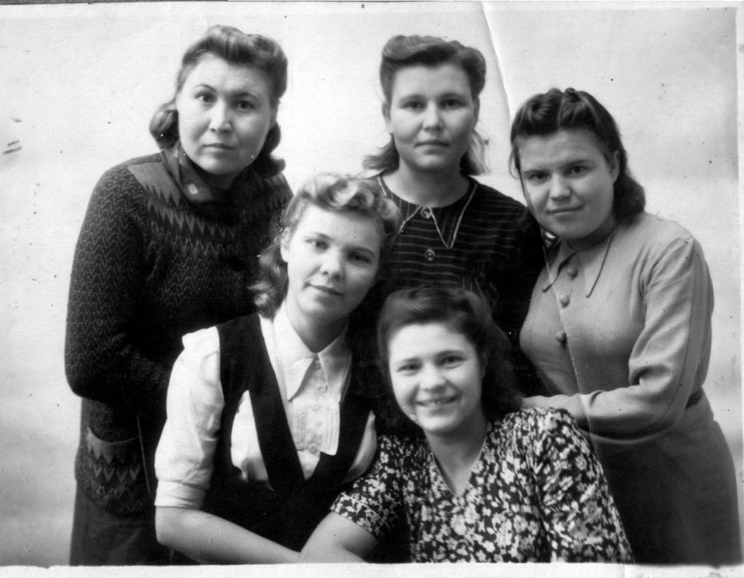 Первый ряд: радист Калабина, техник ЯковлеваВторой ряд: синоптик Ермолаева, техник Аникеева, старший техник Суханова